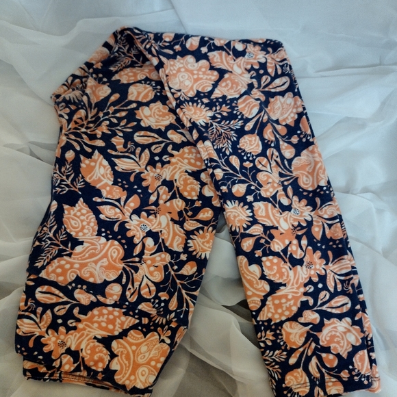 Lula Roe (one size) leggings - Picture 3 of 10